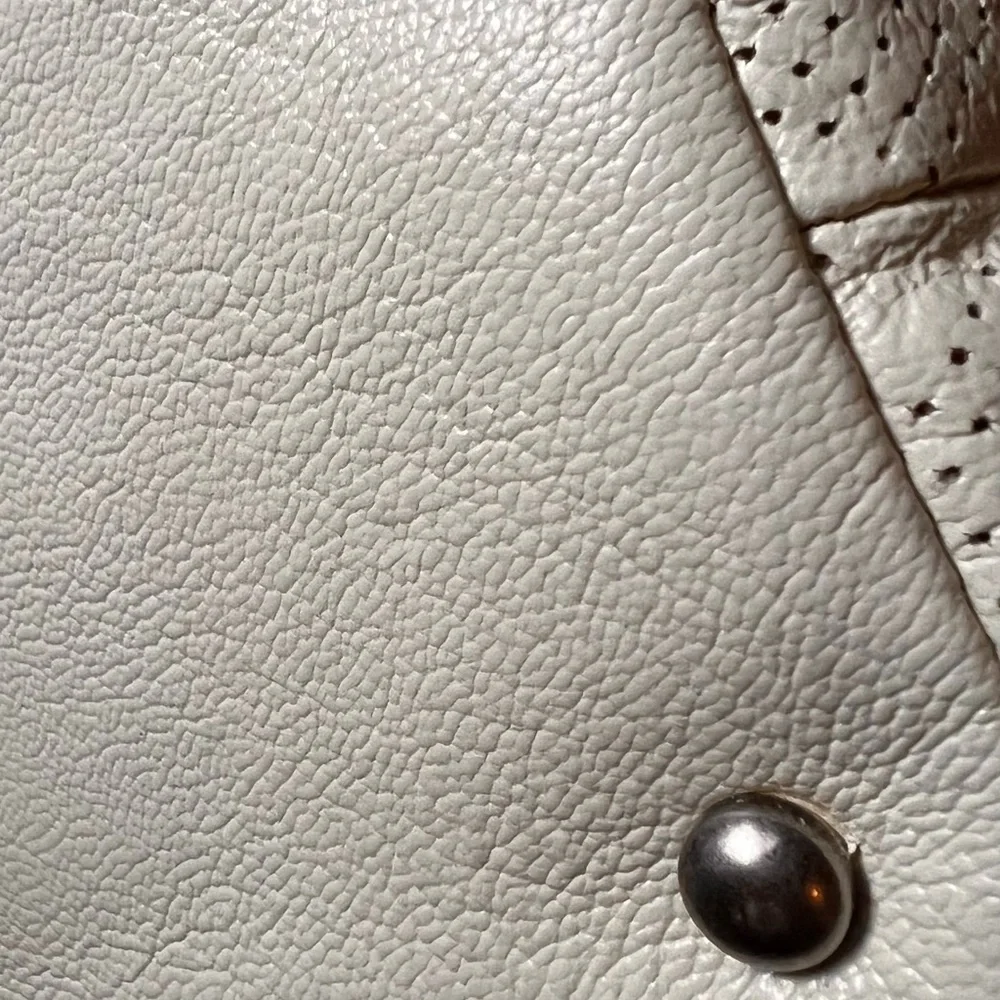 Chanel Cream Tote Bag with Textured Canvas and Iconic CC Logo - Picture 15 of 16